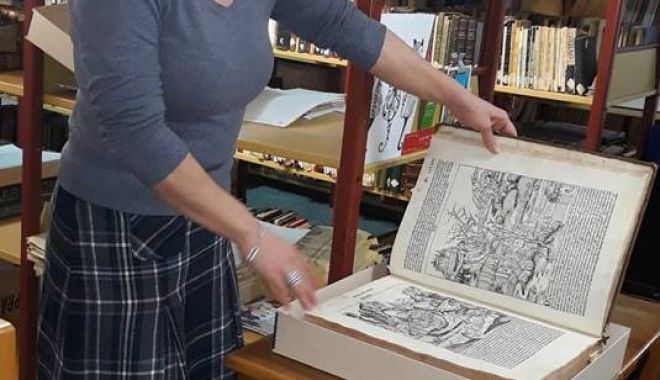 Comorile din subsolul Bibliotecii Județene. O singură carte veche valorează peste 325.000 euro - carti5-1549564374.jpg