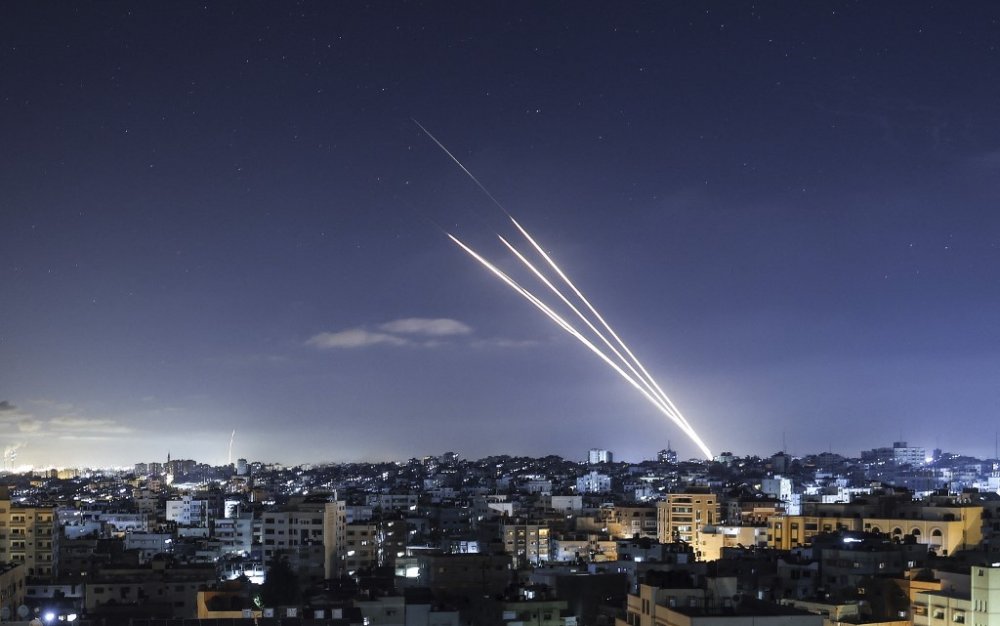 Israelul a lansat mai multe rachete asupra portului Lattakia din vestul Siriei - atac-1638861230.jpg