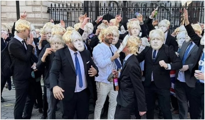 Discotecă la sediul Guvernului britanic. 100 de petrecăreți, deghizați în Boris Johnson, au ironizat autoritățile - discoteca-1642177591.jpg