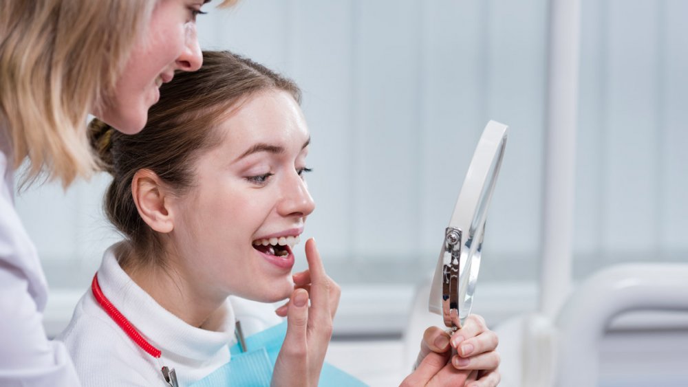 Implant dentar sau punte dentară? Care este diferența dintre cele două - implantdentar-1630505871.jpg
