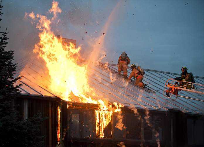O fabrică de mobilă din țară, distrusă într-un incendiu puternic - incendiuf-1632043679.jpg