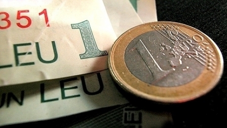 Euro a cedat 0,07% în lupta cu leul - leueuro-1565353664.jpg