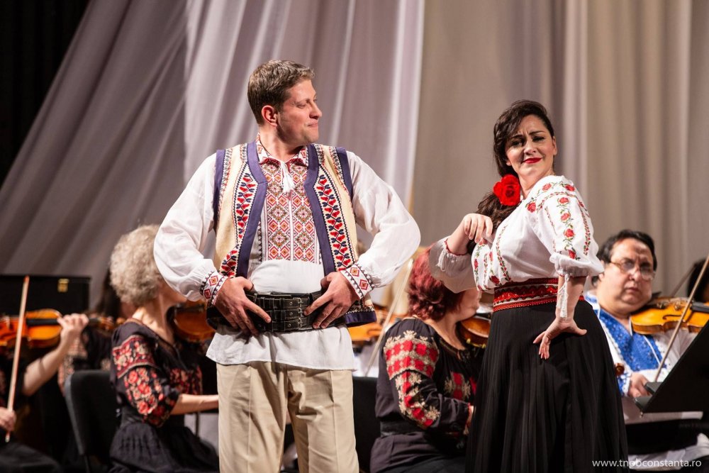 Spectacolul „Române, de ziua ta”, la Teatrul „Oleg Danovski” - xconcert11-1638191305.jpg