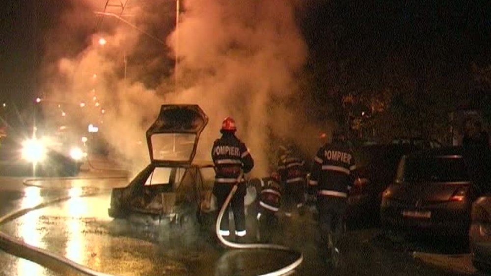 RĂZBUNARE: un bărbat din Tuzla a incendiat mașina vecinei, din cauza unui maidanez! - xincendiumasina-1633006092.jpg