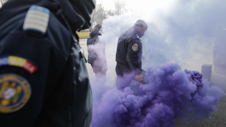 Jandarmeria a amendat polițiștii care au dat fumigene în timpul protestelor - zdq3ntqzmmiymtkwzdq4zja2yweyn2yw-1614195164.jpg